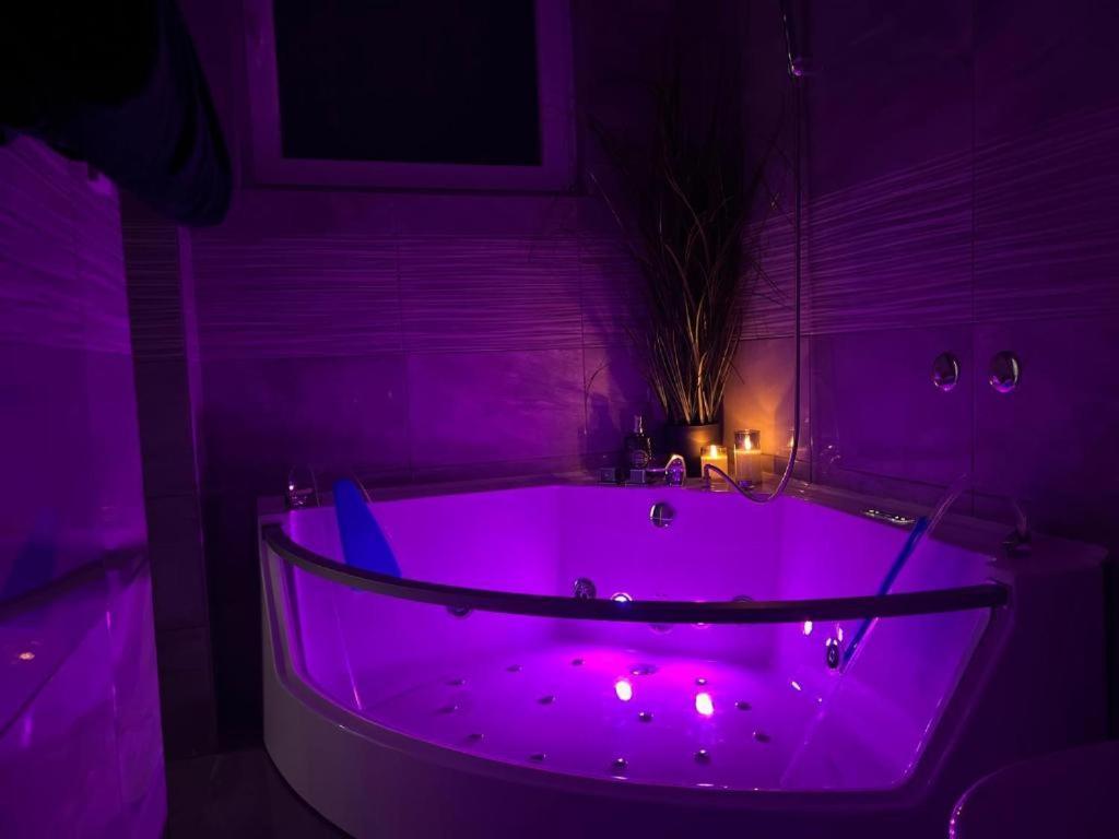 Luxrooms - Hotel Type With Private Jacuzzi Бйеловар Екстериор снимка