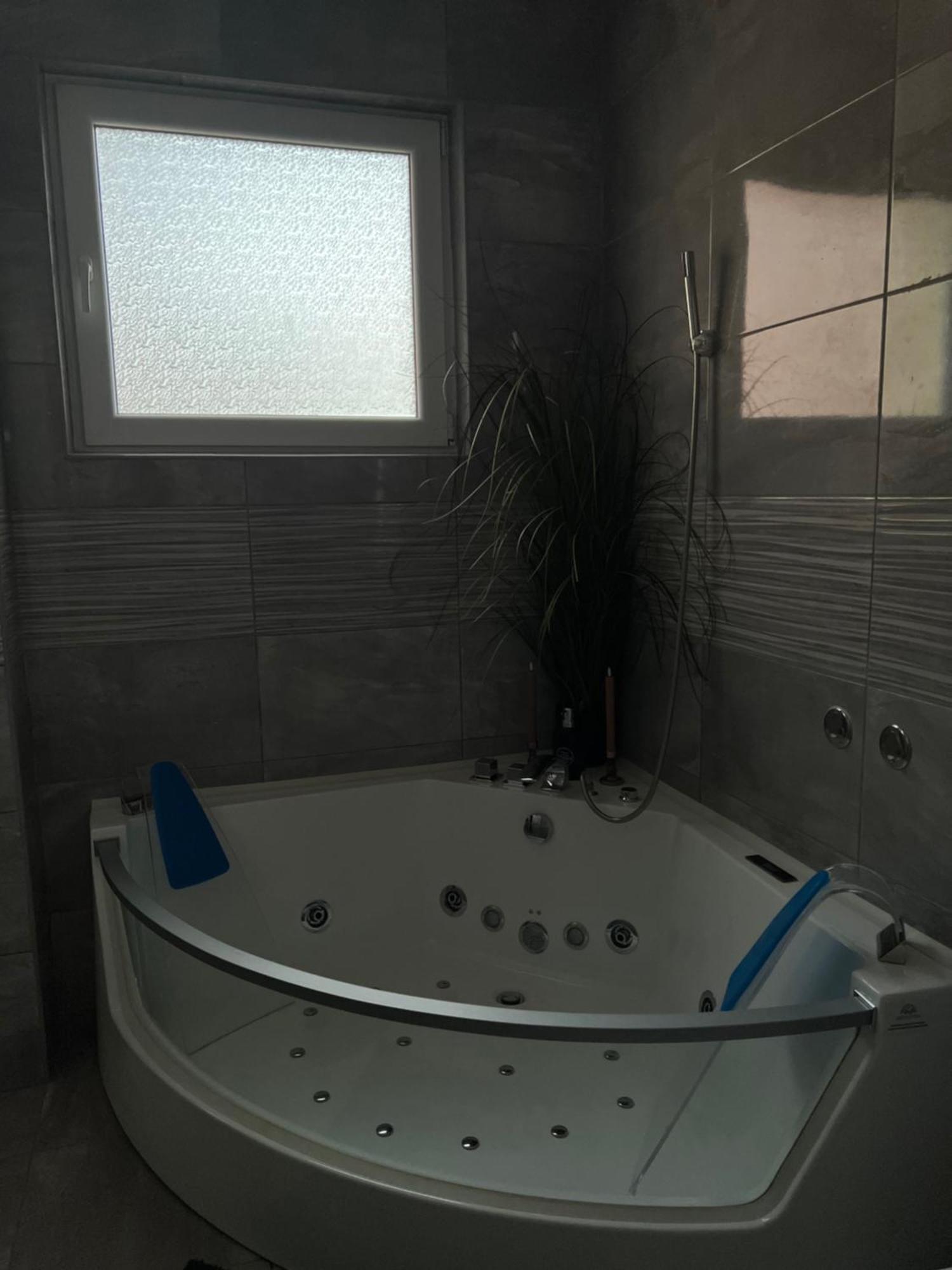 Luxrooms - Hotel Type With Private Jacuzzi Бйеловар Екстериор снимка